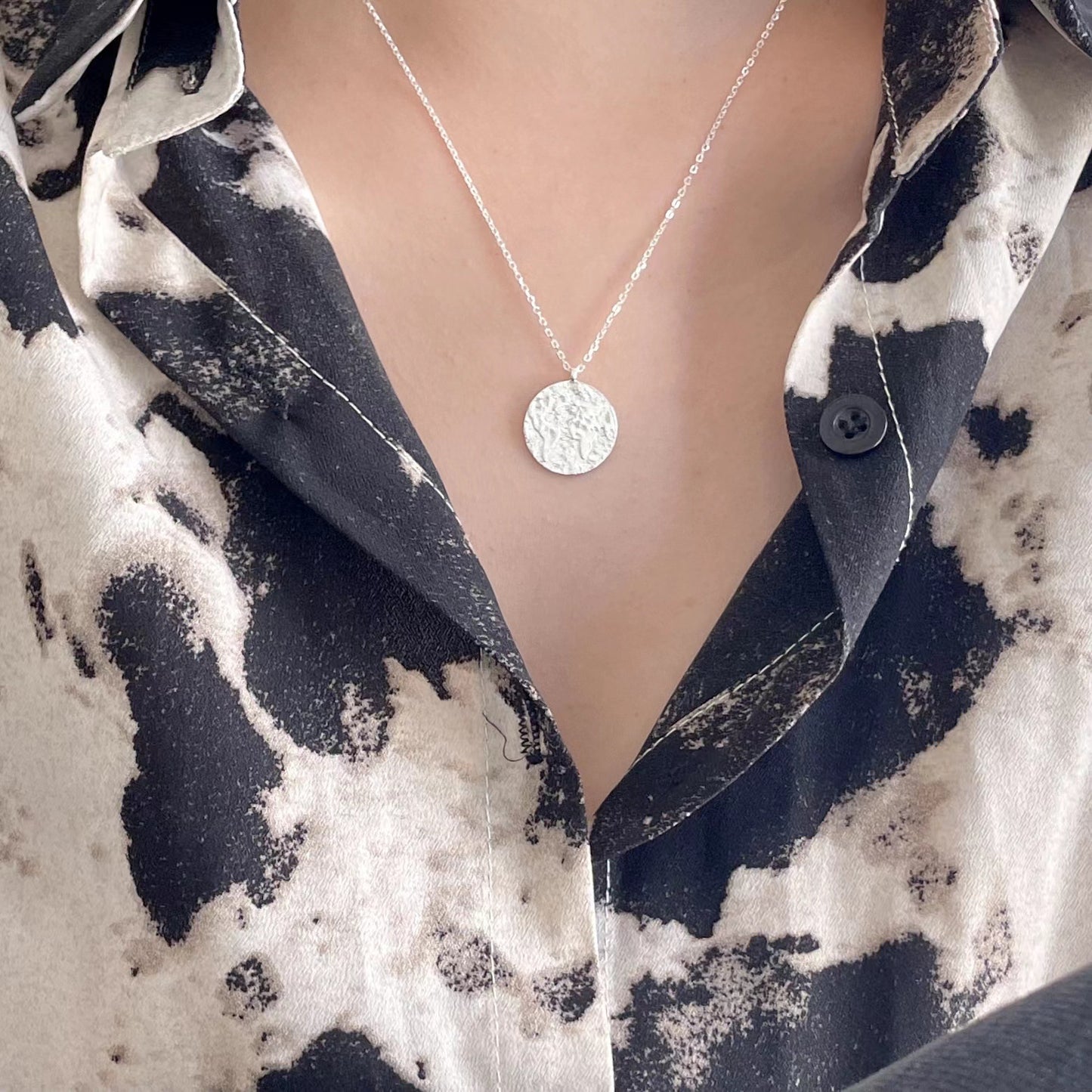 Collar de brújula geométrica de plata de ley 925