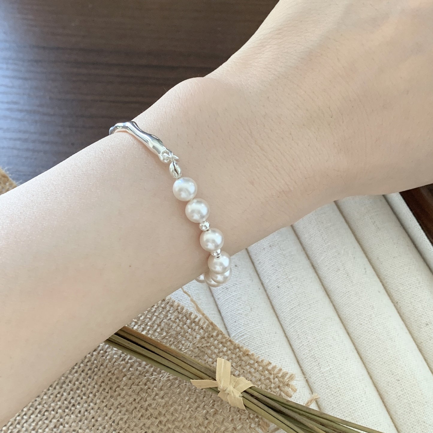 Minimalist Geometric Asymmetrical Pearl Bracelet in 925 Sterling Silver with Beveled Square Links