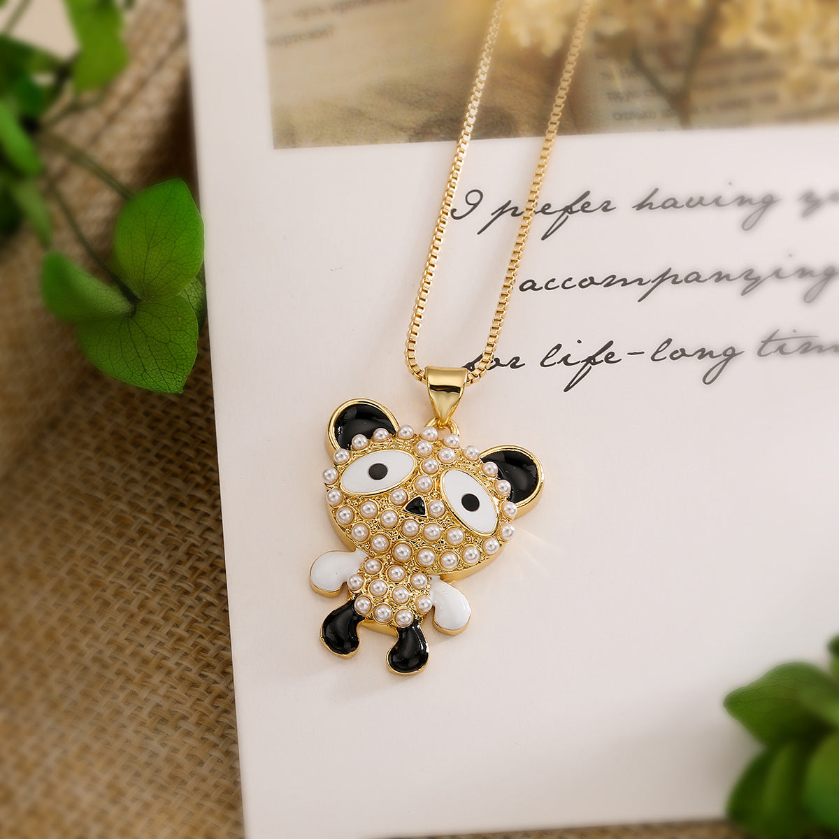 Graziosa Collana con Ciondolo a Forma di Orso Minimalista in Rame, Placcata Oro Vero con Intarsi in Perle e Zirconi, da Donna