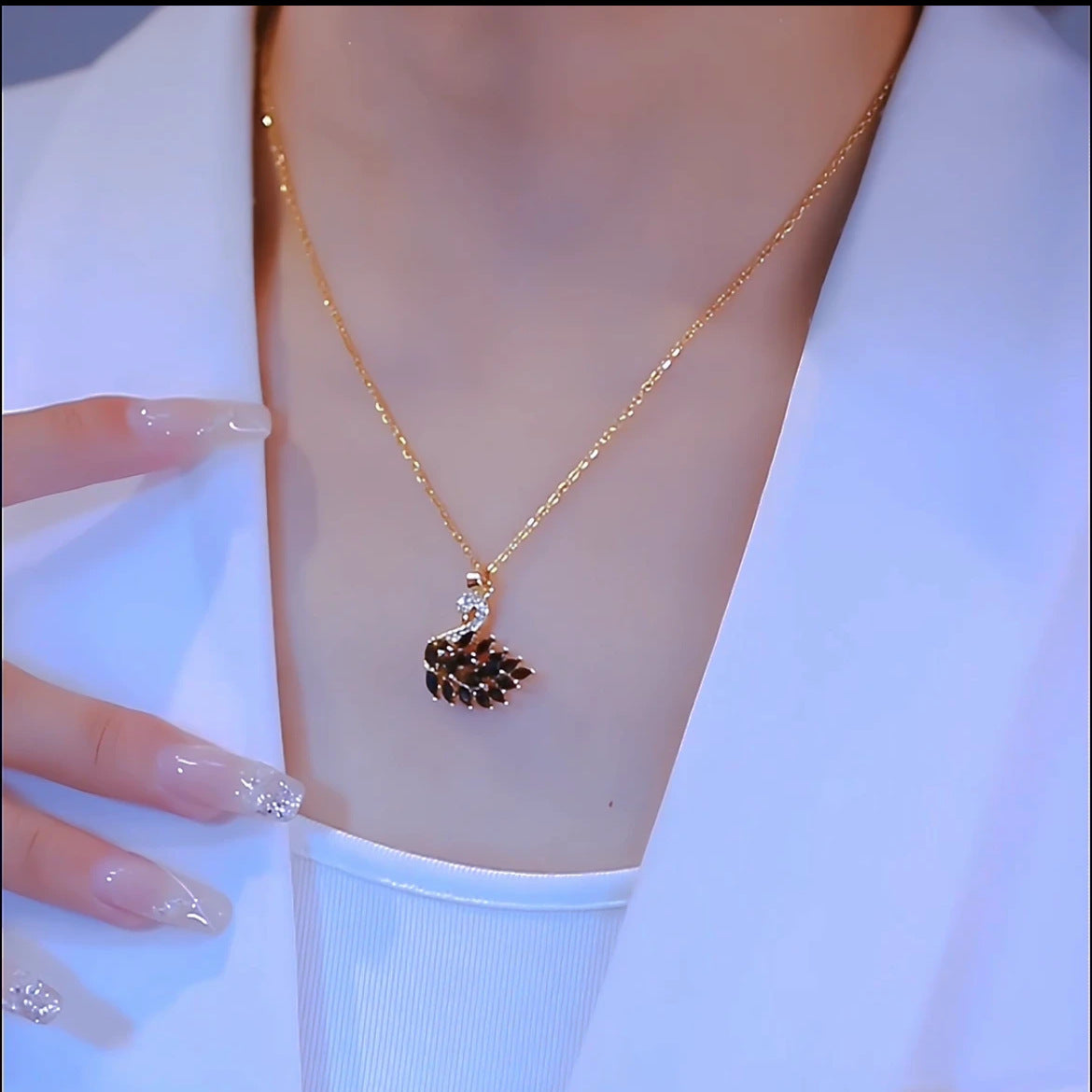 Collana clavicola placcata in acciaio al titanio con forma floreale irregolare dal design originale, con ciondolo a cigno in zircone per donna