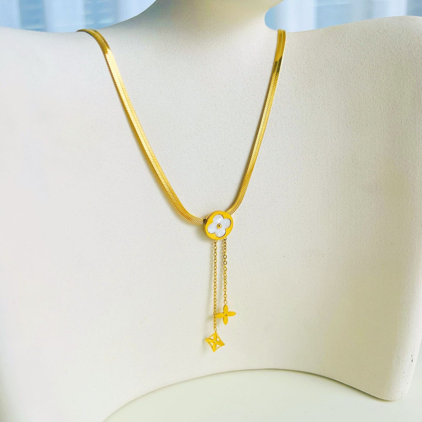 Collana a Croce Minimalista di Lusso in Acciaio al Titanio con Motivo Floreale e Design a Catena a O per Unisex