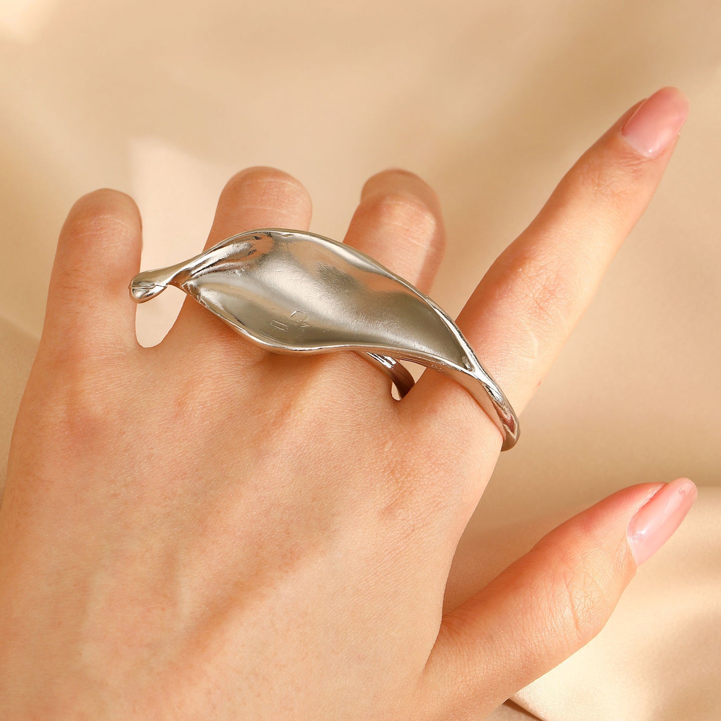 Anello Aperto da Donna a Goccia d'Olio Placcato in Lega con Motivo Floreale Geometrico Esagerato
