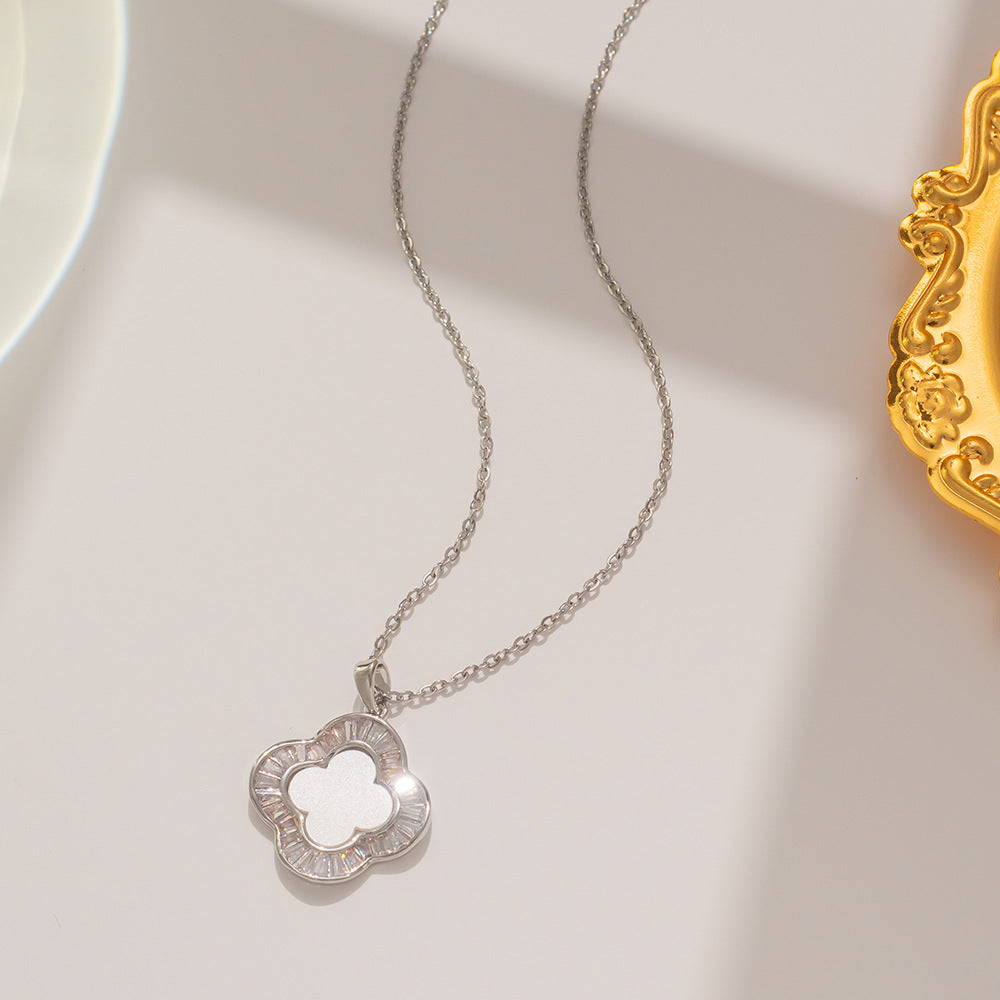 Collana a Trifoglio Minimalista in Acciaio al Titanio con Zircone e Pendente in Madreperla su Catena O per Donna