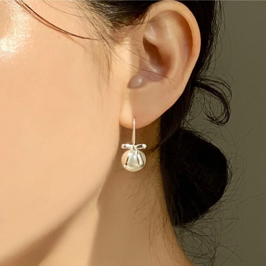 Orecchini a perno dolci con fiocco e perle in argento sterling 925 con forma a goccia