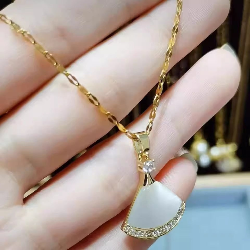 Collana girocollo minimalista floreale da donna e da uomo in acciaio al titanio placcato oro con catena a maglie per uno stile discreto