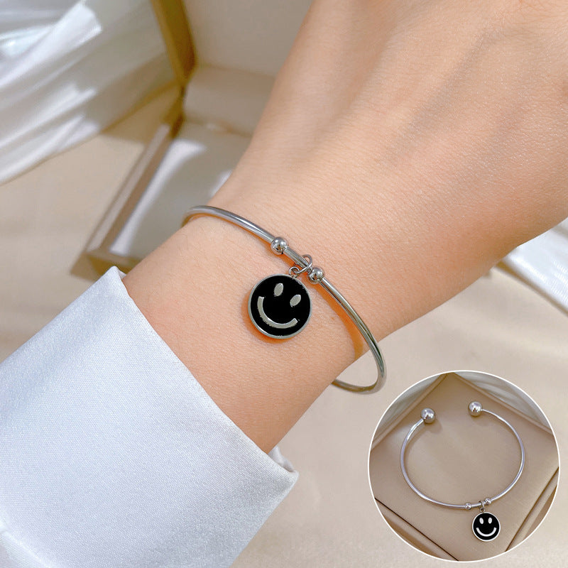 Bracciale Minimalista in Acciaio al Titanio con Faccina Sorridente in Madreperla e Finitura Placcata