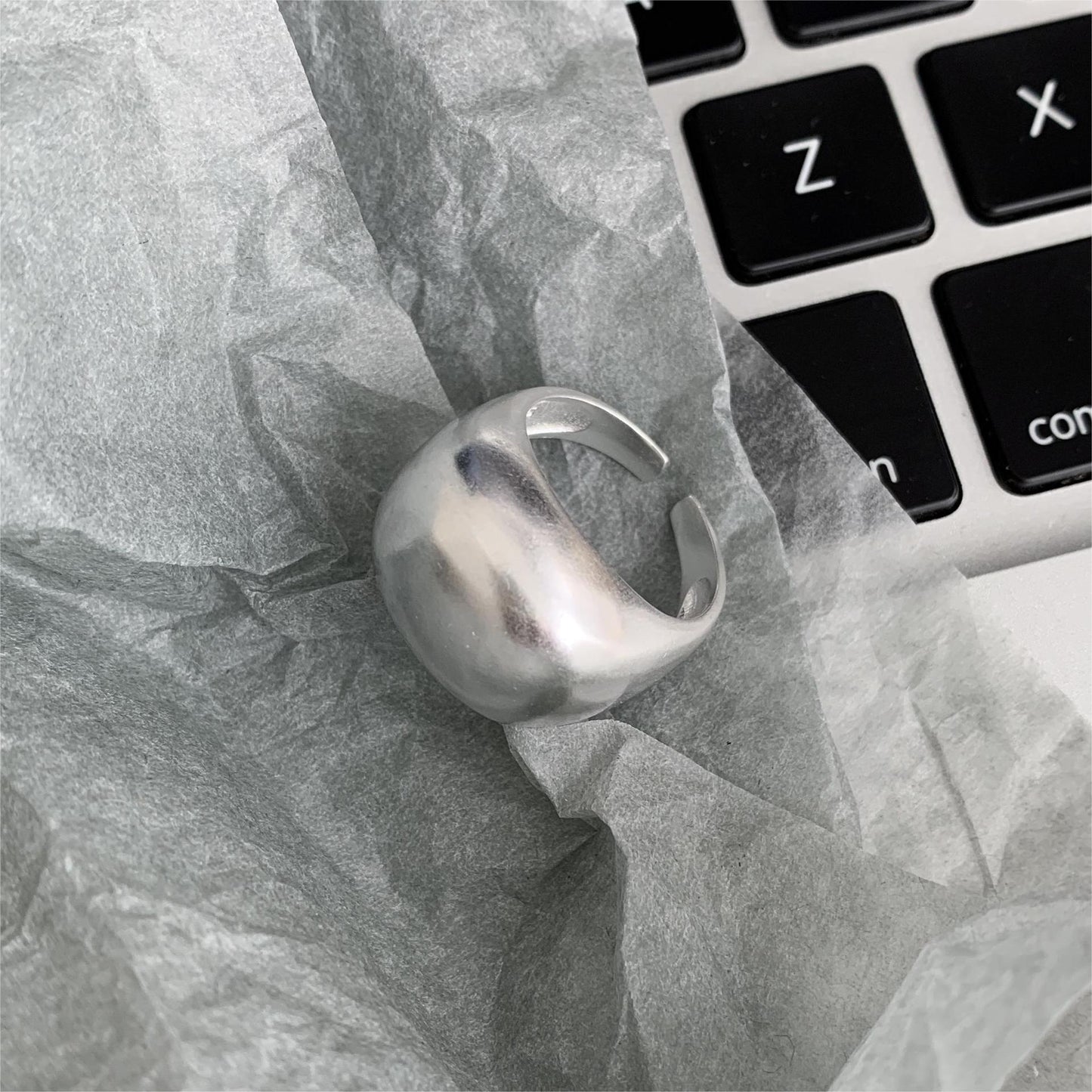 Anello Matto Arrotondato da Donna Minimalista in Argento Sterling 925 con Intarsio in Argento