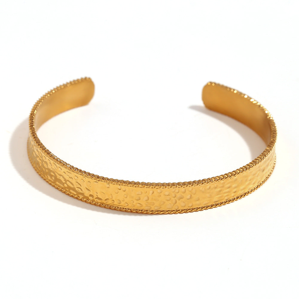 Bracciale Minimalista da Donna in Acciaio Inossidabile con Placcatura in Oro 18K e Textura Martellata