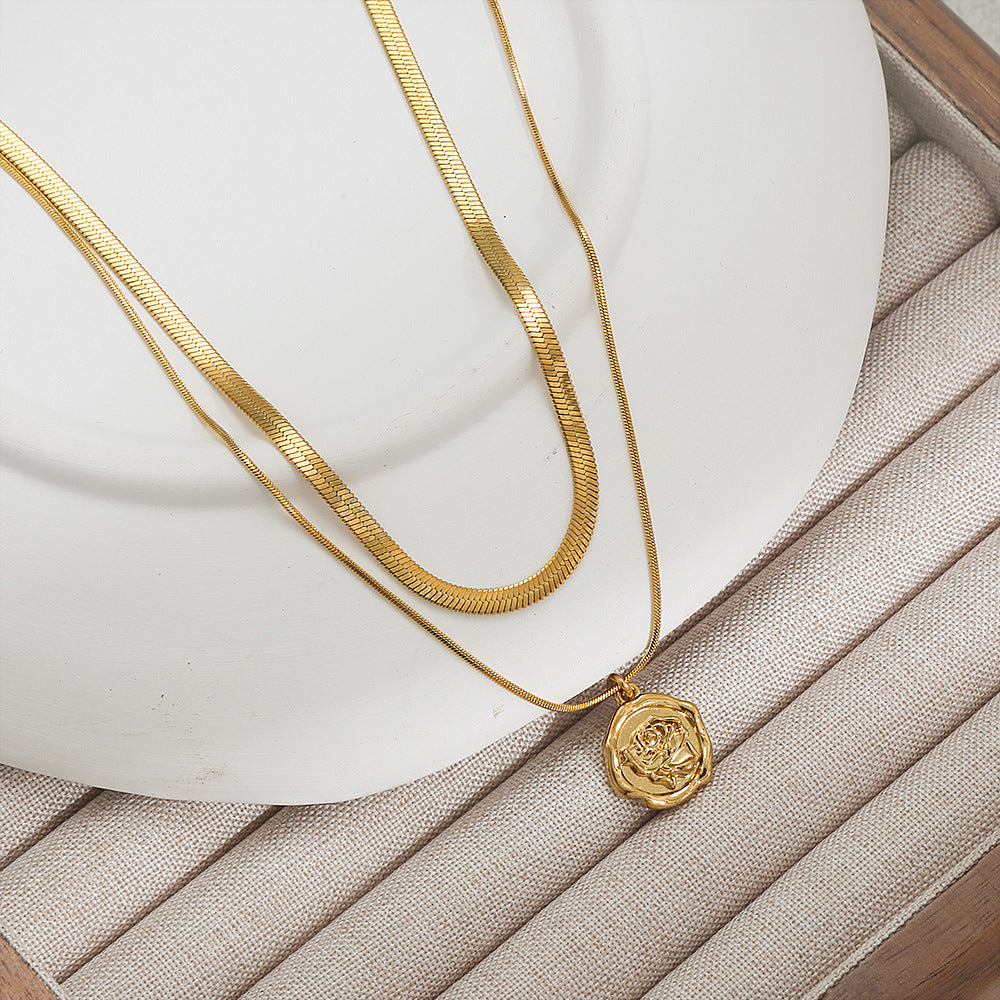 Collar minimalista de acero inoxidable chapado con flor de rosa y cadena de cuchilla para mujer