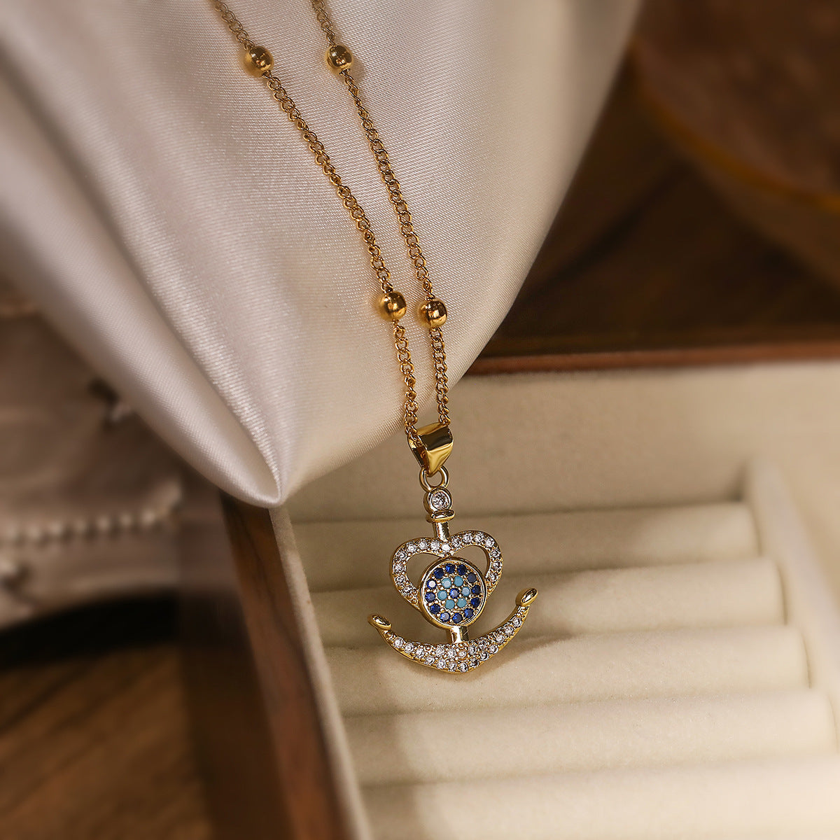 Collana con ciondolo e orecchini a forma di occhio di Hamsa geometrico minimalista in ottone con placcatura in oro e intarsi in zirconi