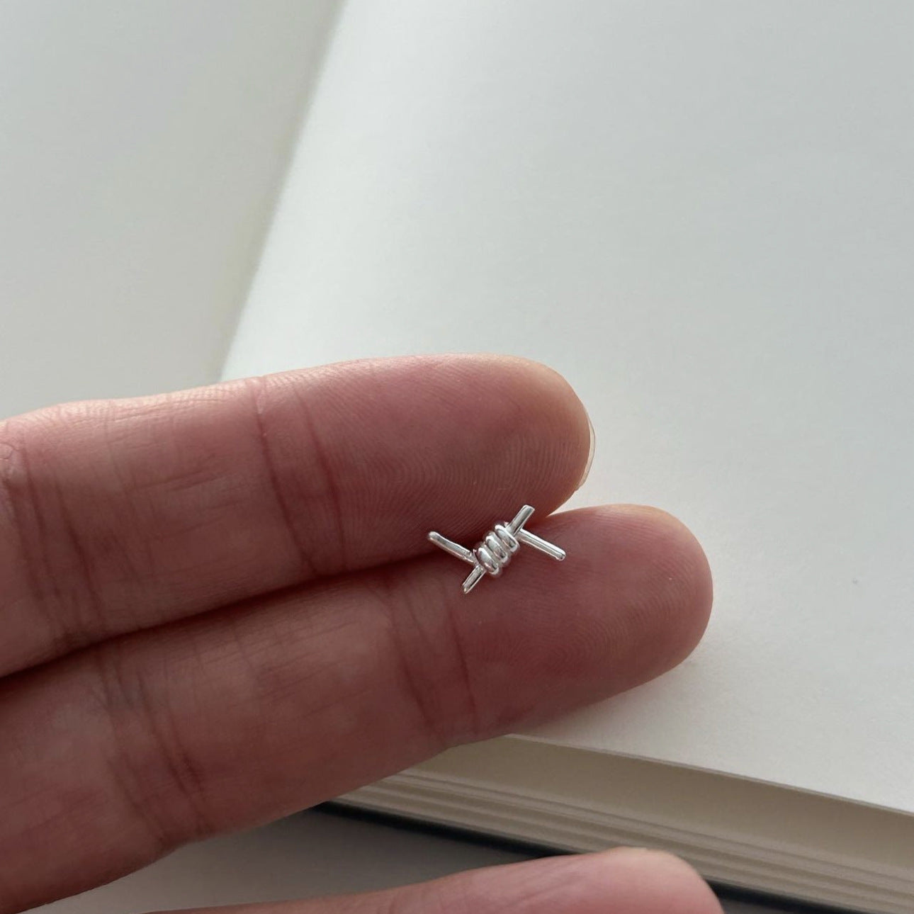 Pendientes de tuerca minimalistas de plata de ley 925 con nudo de letras geométricas