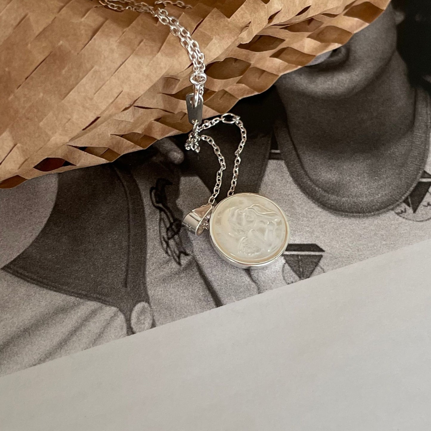 Collana Girocollo Corta con Conchiglia a Forma di Angelo Geometrico Minimalista in Argento Sterling 925