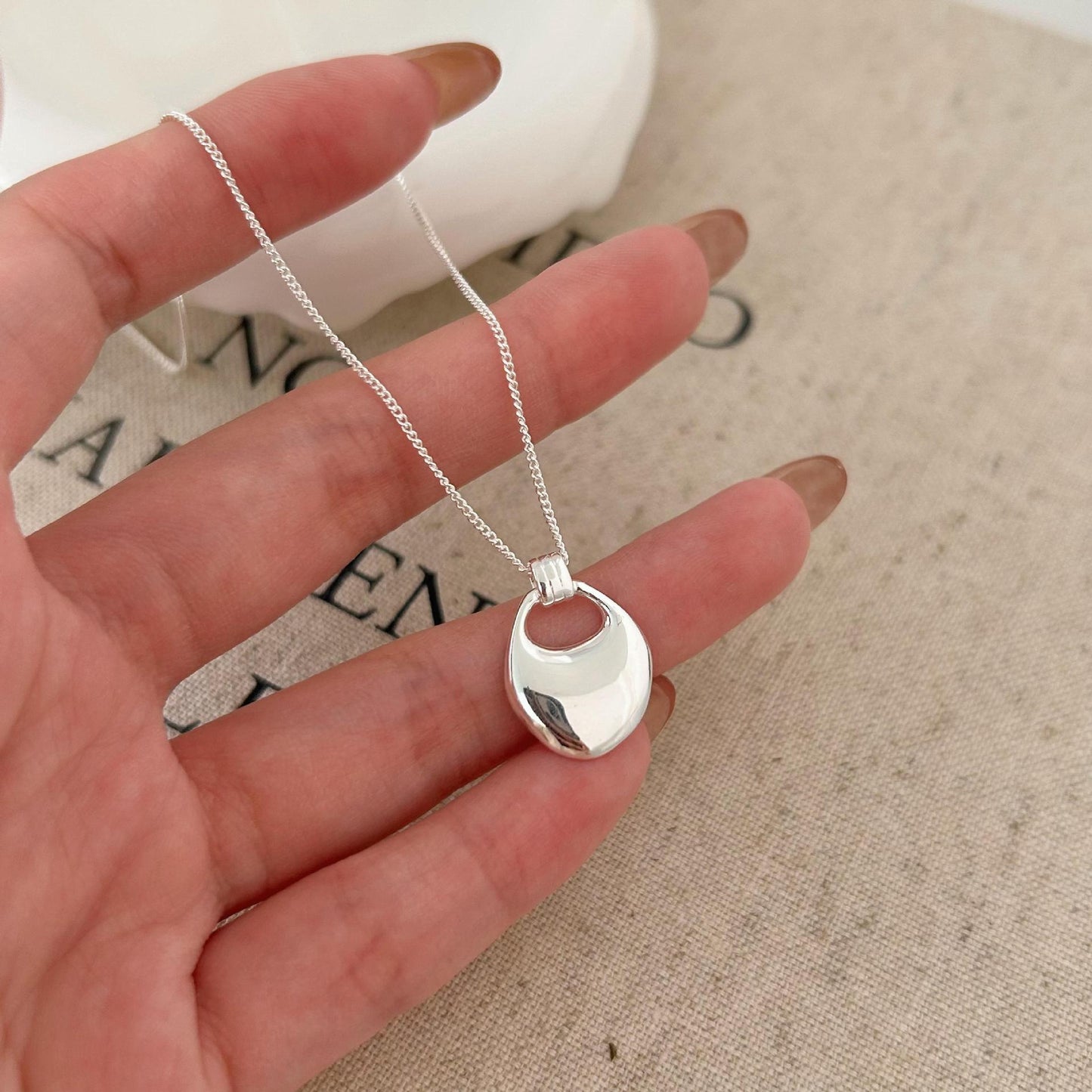 Collar con colgante de conejo geométrico irregular minimalista en plata de ley 925 con baño de oro