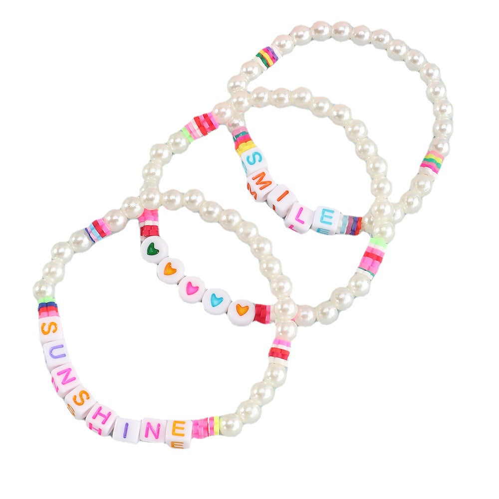 Bracciale in Resina Minimalista con Lettera Cuore e Sorriso per Ragazze con Accenti di Perle e Ciondoli Floreali in Morbida Argilla