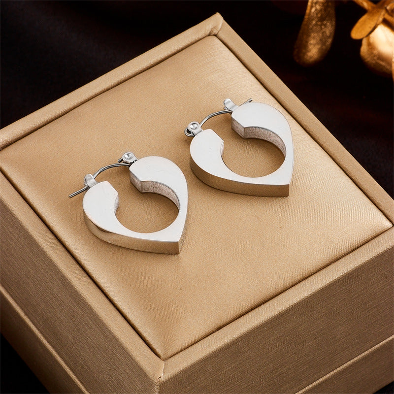 Pendientes minimalistas de corazón hueco de acero de titanio con acabado chapado para mujer