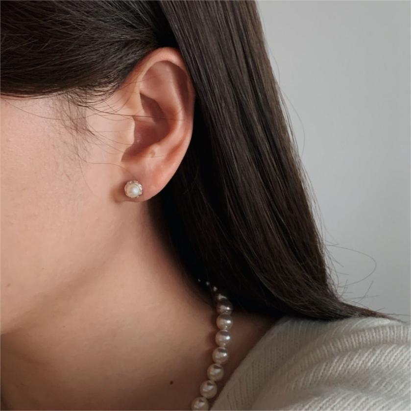 Pendientes asimétricos de perlas minimalistas estilo coreano en plata de ley 925 con diseño cúbico biselado geométrico