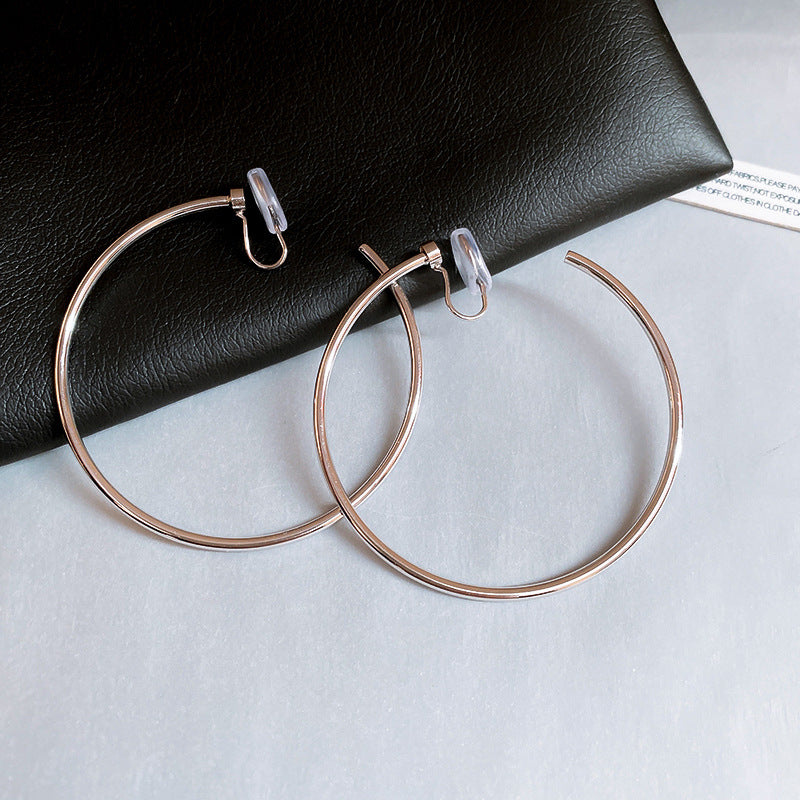 Orecchini a clip a cerchio geometrici minimalisti in rame da donna con finitura placcata, gioielli eleganti di lusso