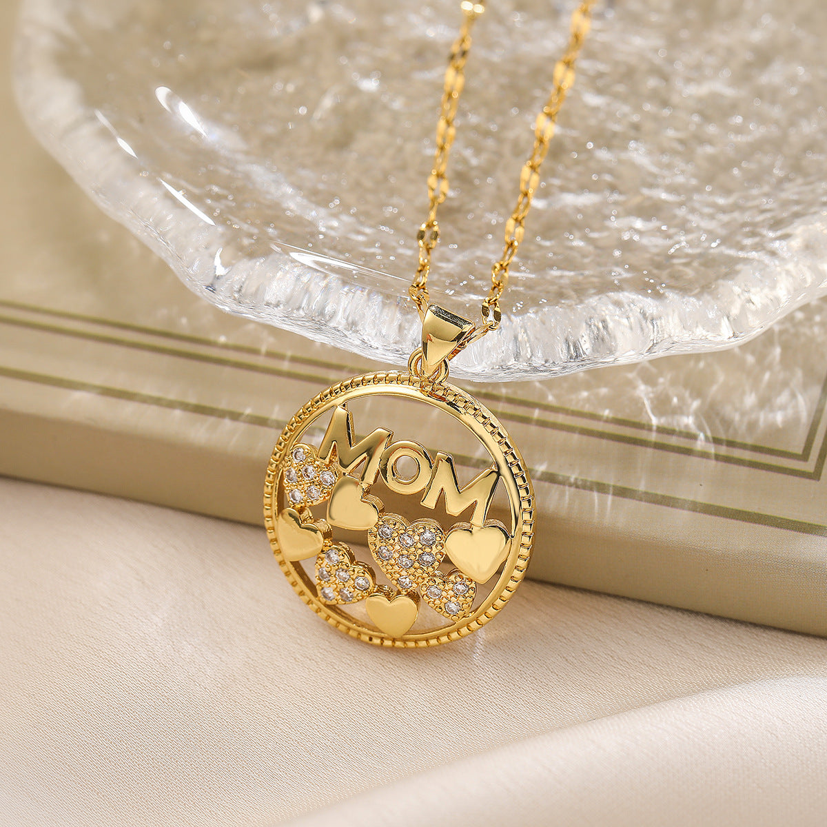 Collana Pendente Minimalista a Forma di Stella e Cuore in Rame con Placcatura in Oro Vero e Intarsio di Zirconi per Donna