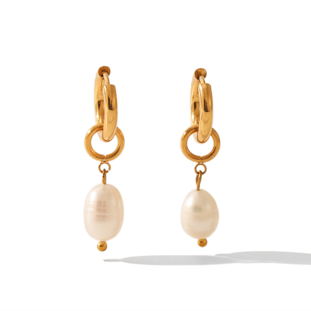 Orecchini a Cerchio Minimalisti Geometrici in Acciaio al Titanio con Accenti di Perle d'Acqua Dolce per Donna