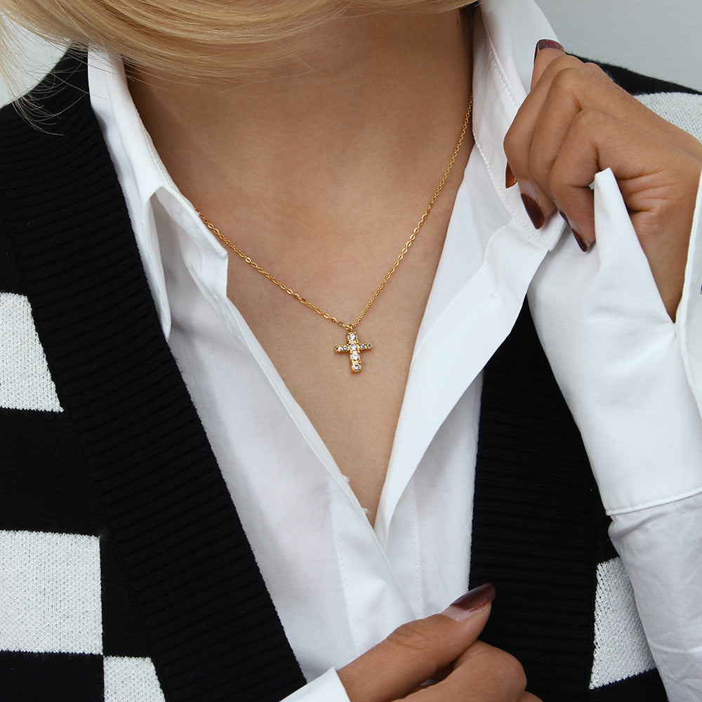 Collar con colgante de cruz de acero inoxidable geométrico minimalista con baño de oro de 18 quilates e incrustaciones de mini circonitas