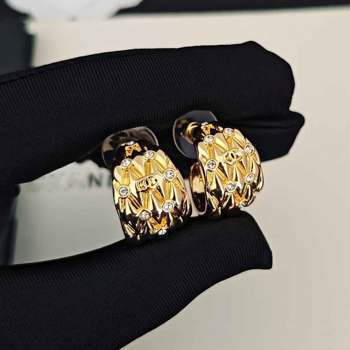 Anello con Iniziale a Scacchiera Placcato Oro Lussuoso in Ottone da Donna