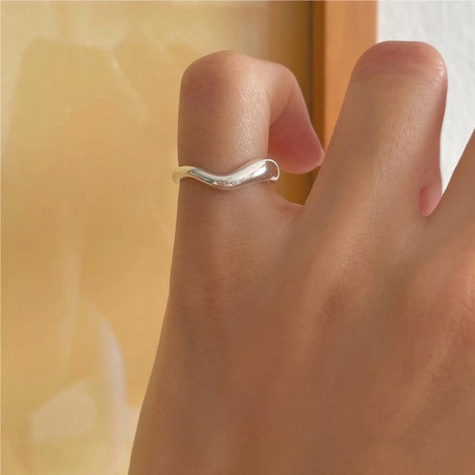 Anello Minimalista a Forma di Arco da Donna in Argento Sterling 925 con Design a Linee Pulite ed Estetica Geometrica