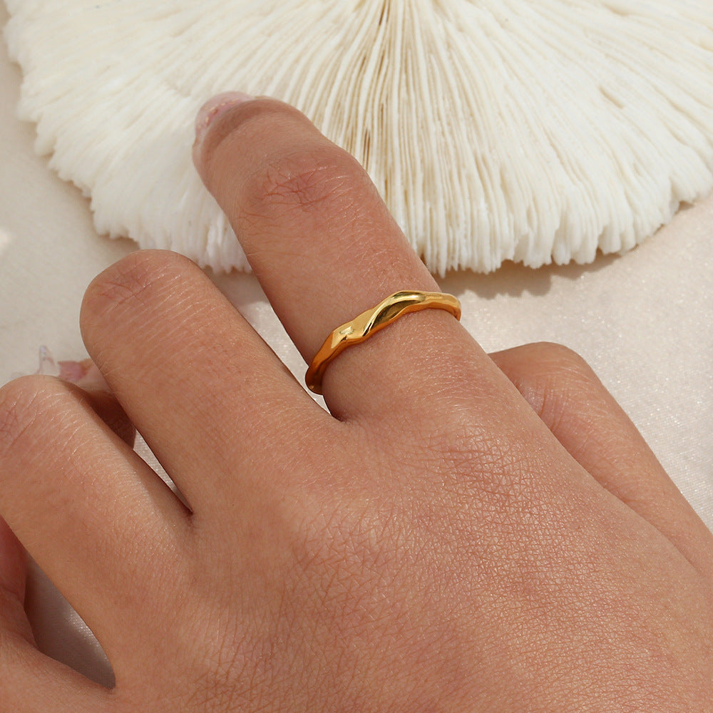 Anello da donna minimalista geometrico in acciaio inossidabile placcato oro, irregolare, aperto, effetto bambù