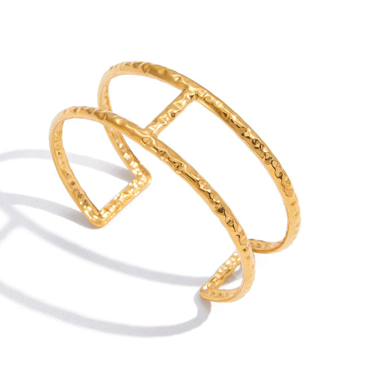 Bracciale a cerchio aperto in acciaio titanio a doppio strato da donna con finitura placcata, trama martellata geometrica minimalista