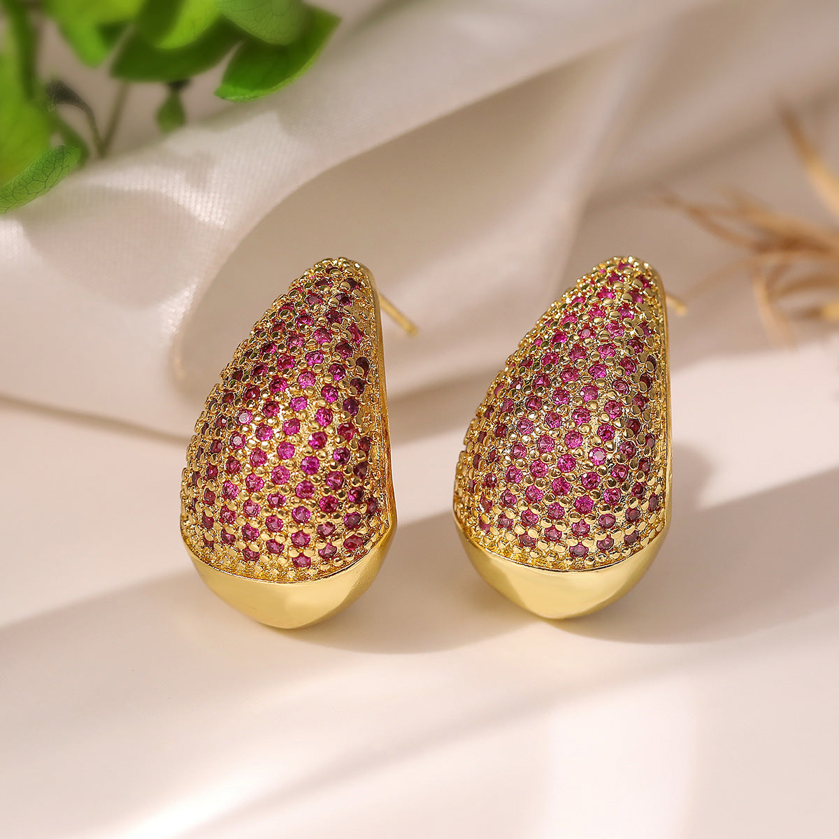 Orecchini da donna minimalisti in rame a goccia placcati in oro 18 carati con zirconi microincastonati