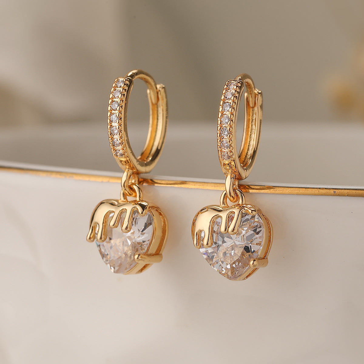 Pendientes minimalistas de cobre chapado en oro real con nudo de lazo en forma de corazón e incrustaciones de circonitas para mujer