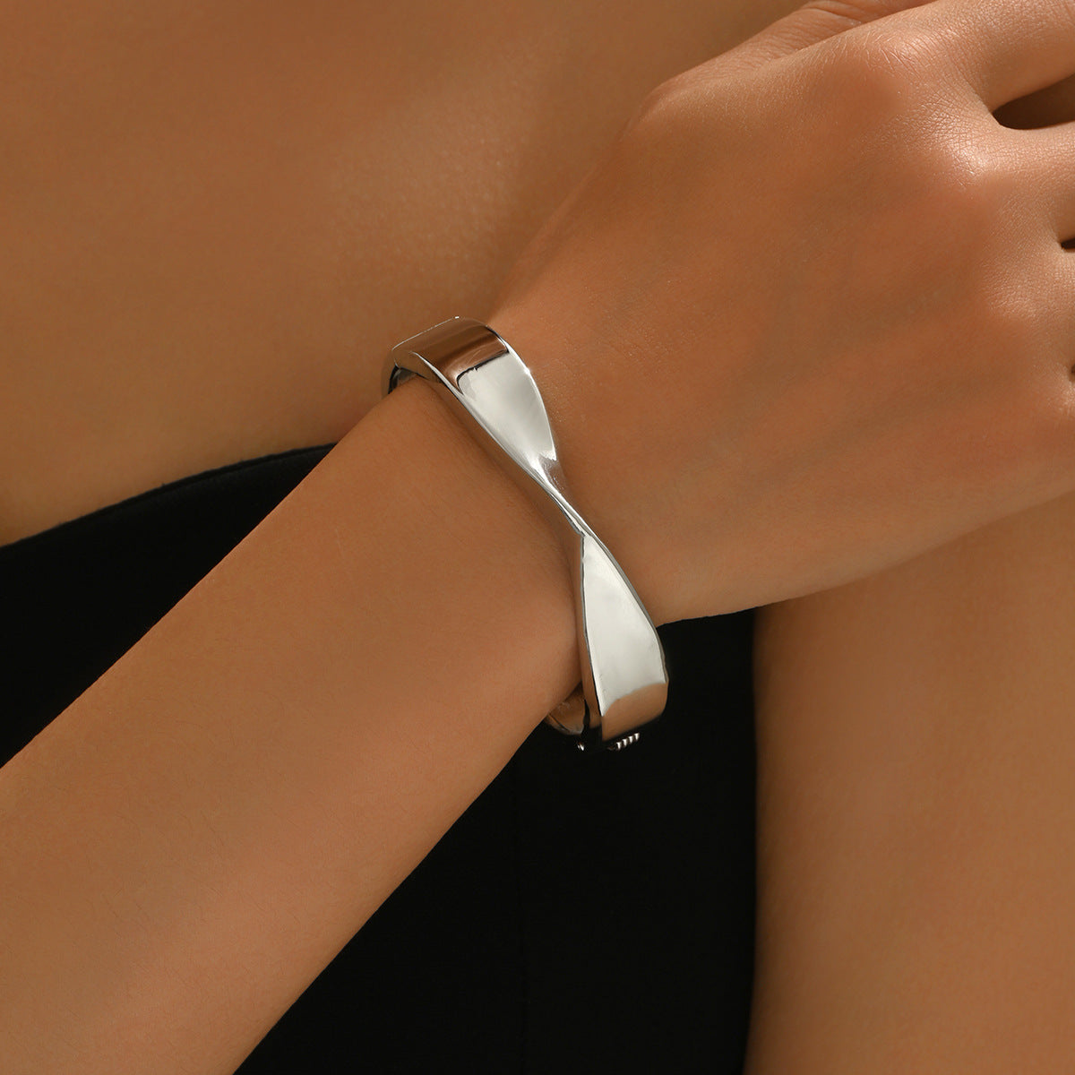Pulsera geométrica minimalista de aleación pulida para mujer con acabado de superficie liso y estilo versátil