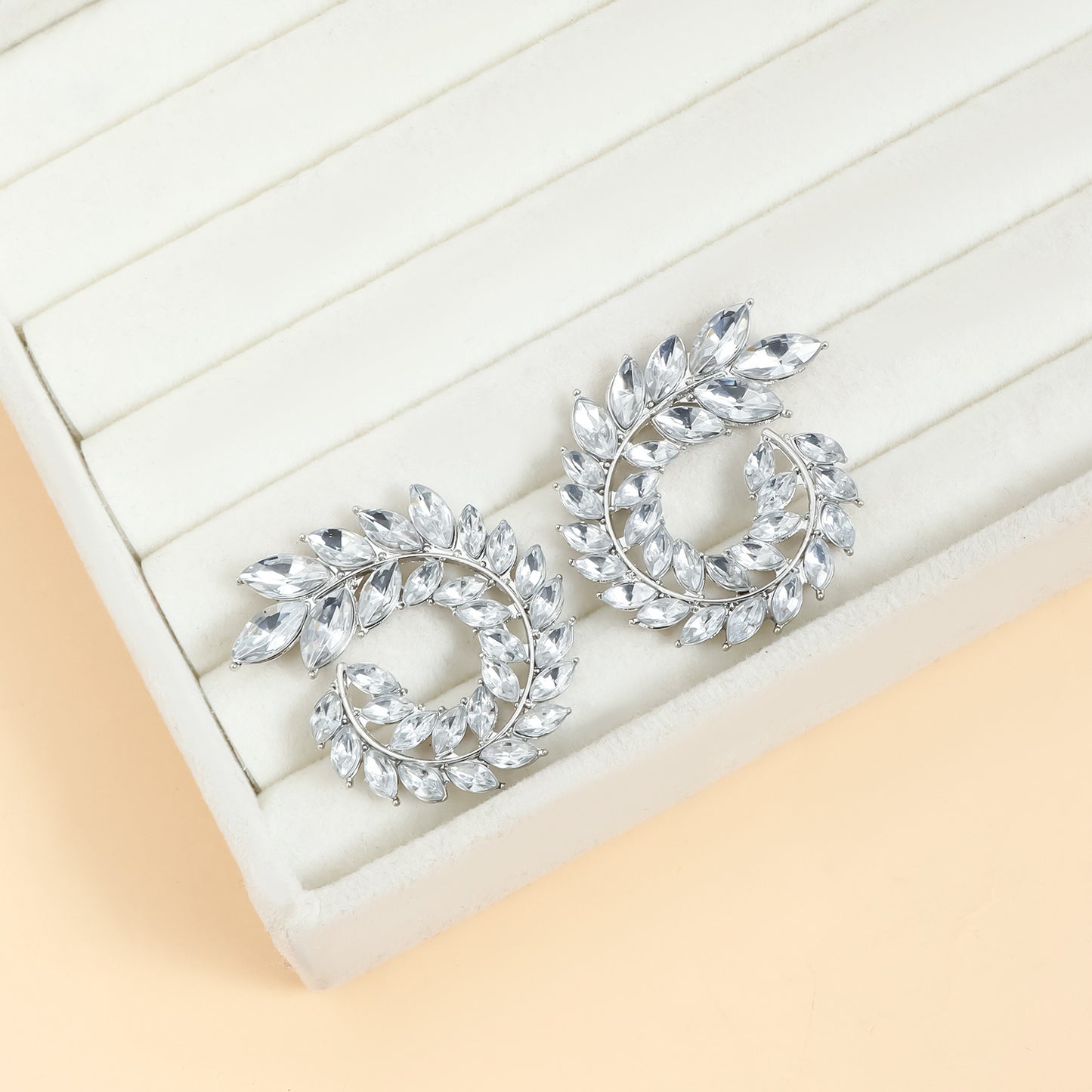 Pendientes llamativos chapados en aleación de zinc de diseño geométrico vintage con adornos de diamantes de imitación para mujer