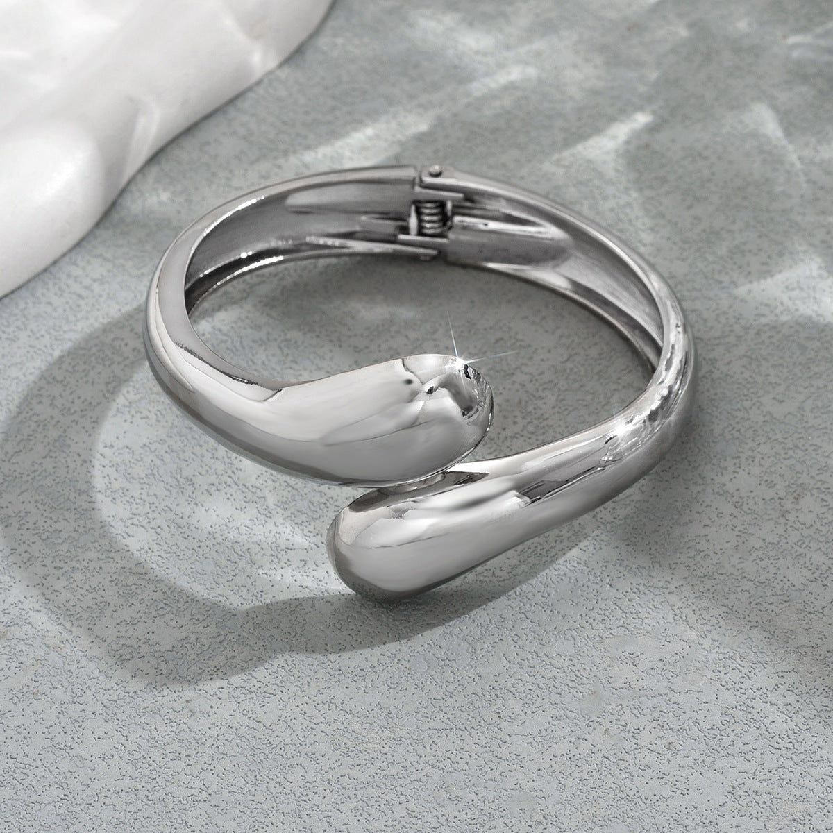 Pulsera minimalista de aleación de zinc pulida con diseño geométrico abierto para mujer con acabado de lujo