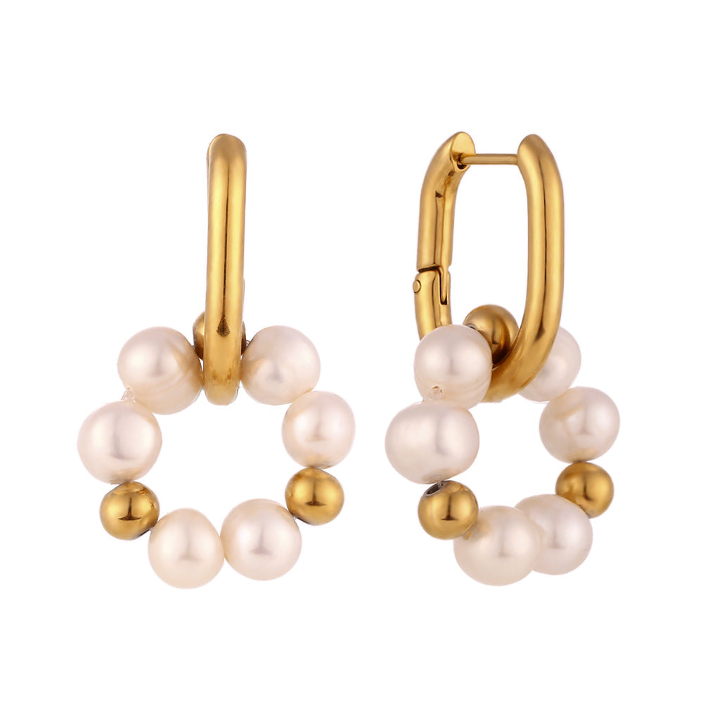 Pendientes de aro minimalistas en forma de U de acero inoxidable chapados en oro de 18 quilates con acentos de perlas de agua dulce para mujer
