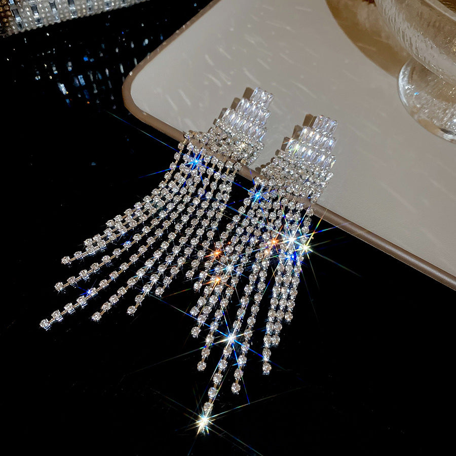 Orecchini a perno da donna geometrici con strass incastonati in rame e perni in acciaio, gioielli alla moda ed eleganti in stile lusso