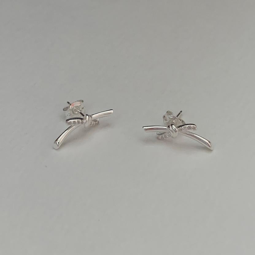 Pendientes minimalistas en forma de lazo de plata de ley 925 con baño de oro para mujer