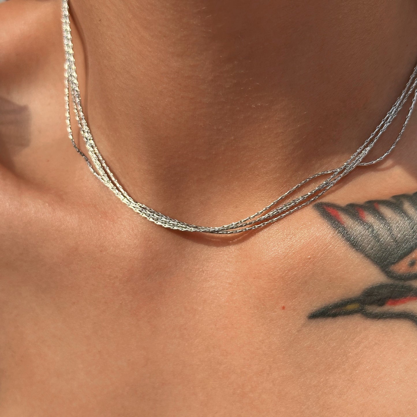 Collana da donna a strati a forma di U in acciaio al titanio minimalista con finitura placcata e catena a maglie di bambù