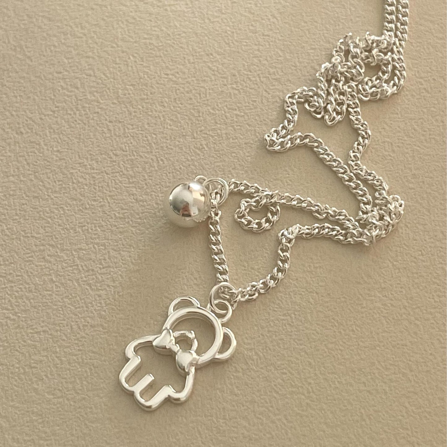 Collar con colgante de oso minimalista de plata de ley 925 con baño de oro en cadena cruzada para mujer