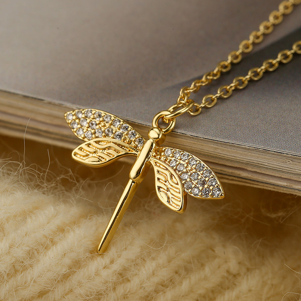 Collana pendente a libellula minimalista da donna in rame con placcatura in oro 18 carati e intarsio in zirconi