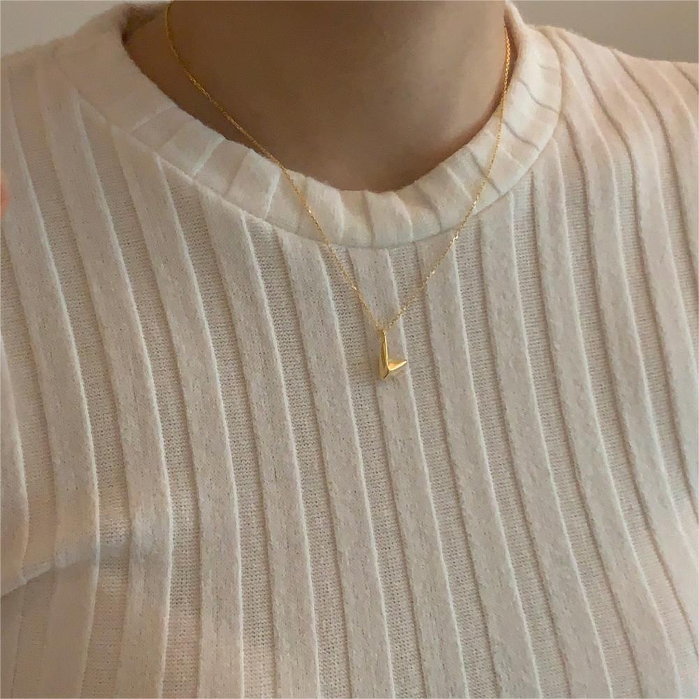 Collana Minimalista a V Irregolare in Argento Sterling 925 con Dettaglio Geometrico