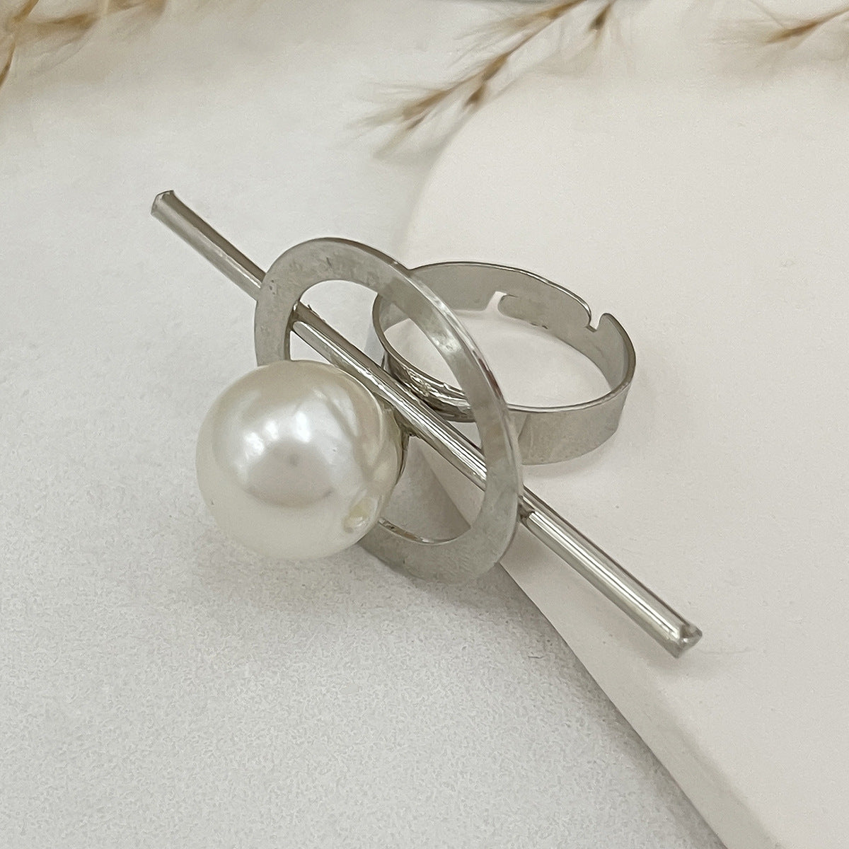 Anello aperto geometrico floreale barocco da donna con intarsio di perle imitate e finitura in metallo galvanizzato