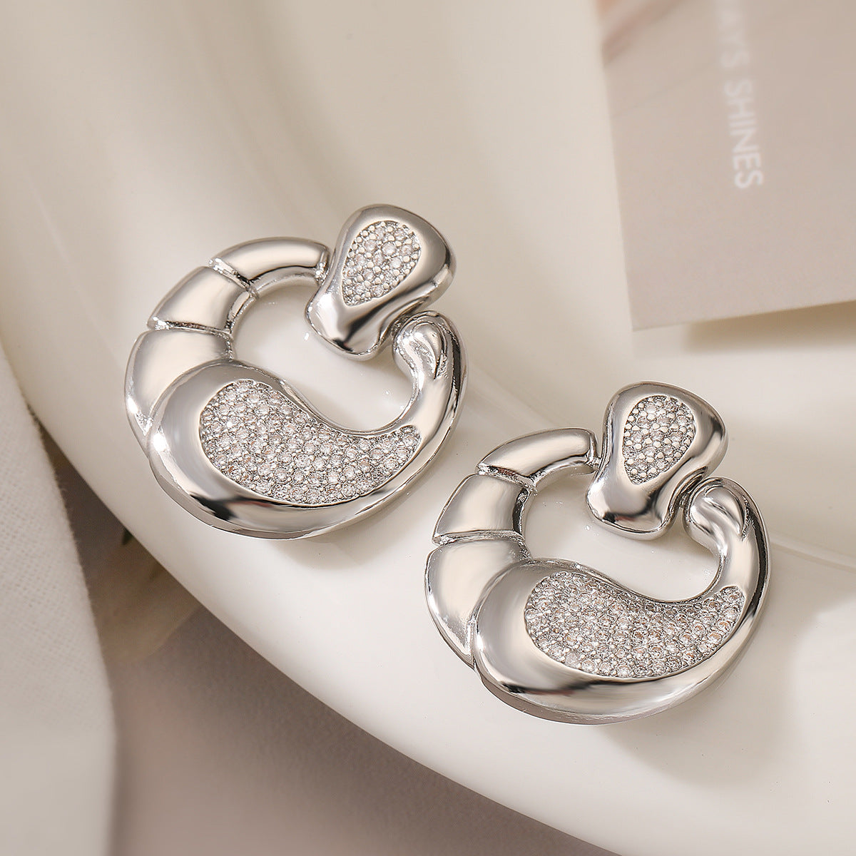 Orecchini Geometrici Minimalisti in Rame con Placcatura in Oro Vero e Accenti di Zirconi per Donna