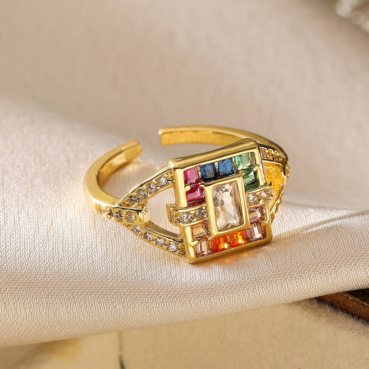 Anello Aperto Geometrico Minimalista da Donna in Rame con Placcatura in Oro Vero e Intarsi di Zirconi