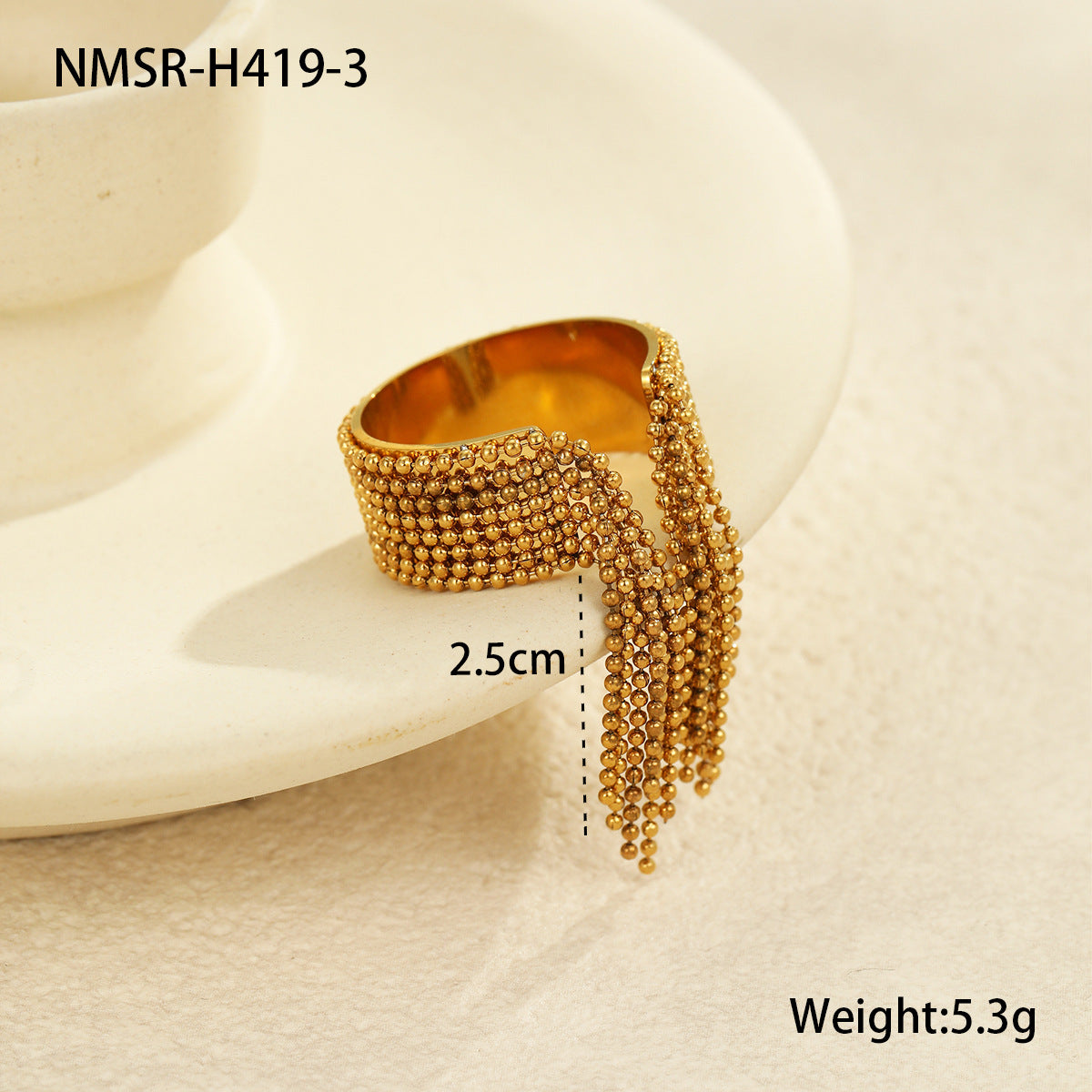 Anillo minimalista geométrico de acero inoxidable con acabado chapado y detalle de borla para mujer