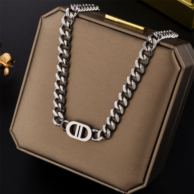 Collana con Pendente a Lettera Geometrica Minimalista in Acciaio al Titanio con Placcatura in Oro per Donna