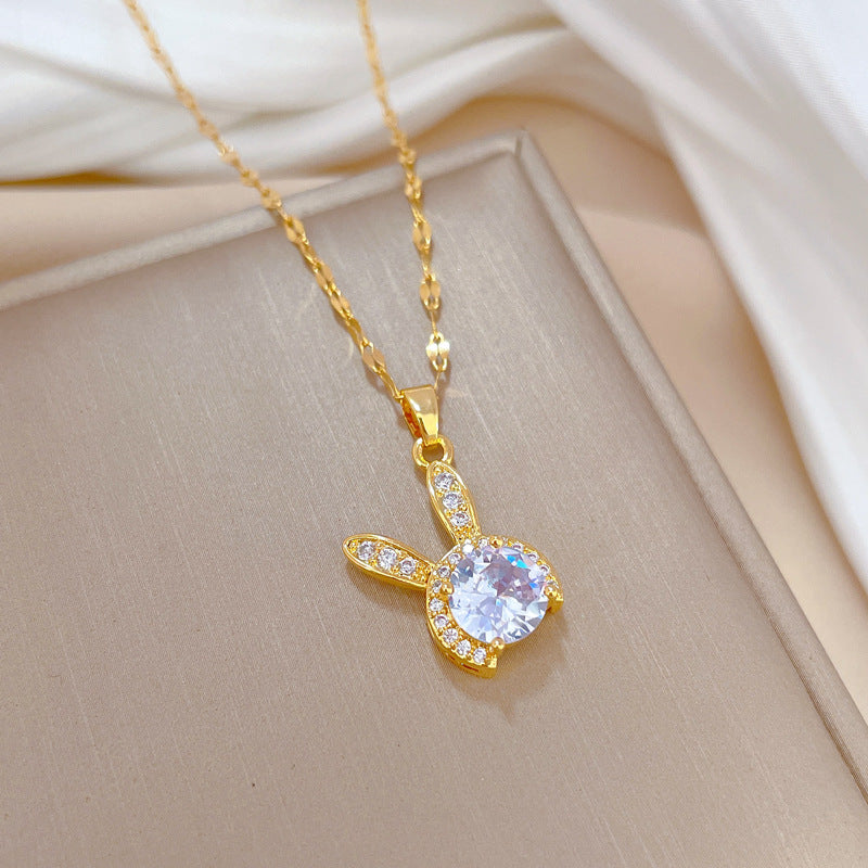 Collana con Pendente Coniglio di Lusso da Donna in Acciaio al Titanio con Finitura Placcata, Design Geometrico, Motivo Luna, Delicata Catena per Clavicole