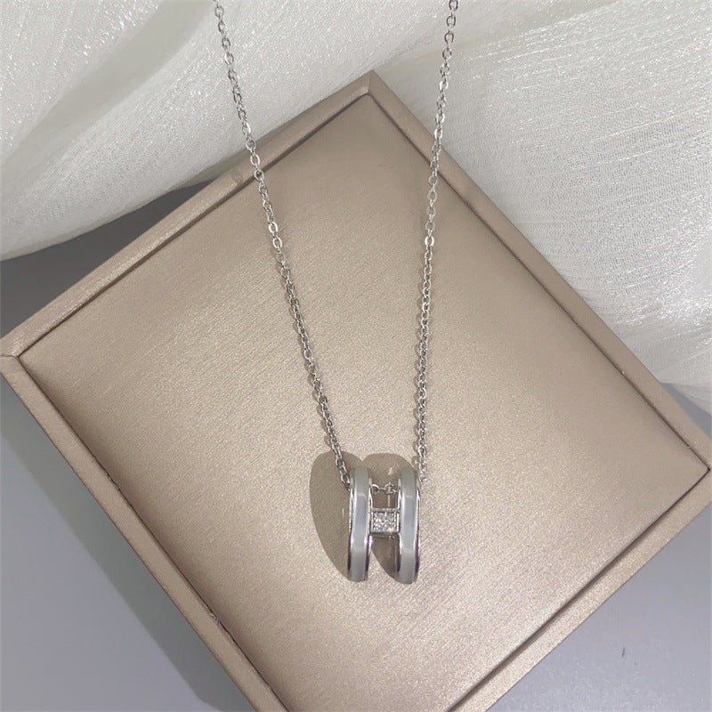 Collar Minimalista de Lujo en Acero de Titanio con Forma de H, Incrustación de Piedra Ojo de Gato y Acentos de Diamantes de Imitación en Cadena Tipo O