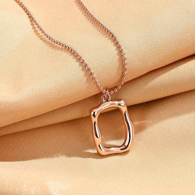 Collana con ciondolo quadrato irregolare minimalista da donna in acciaio al titanio placcato, delicata catenina per maglione con design a lettera o numero
