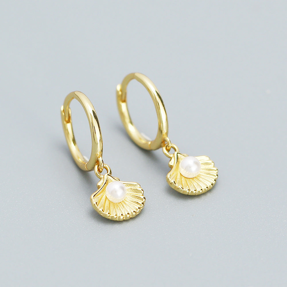 Pendientes minimalistas de perlas de concha para mujer en plata de ley con acabado chapado