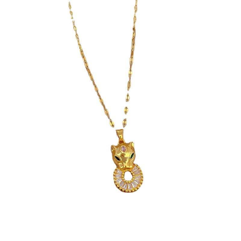 Collana con Pendente Minimalista a Testa di Leopardo in Acciaio al Titanio con Intarsio di Strass, Design Geometrico per Donna e Uomo
